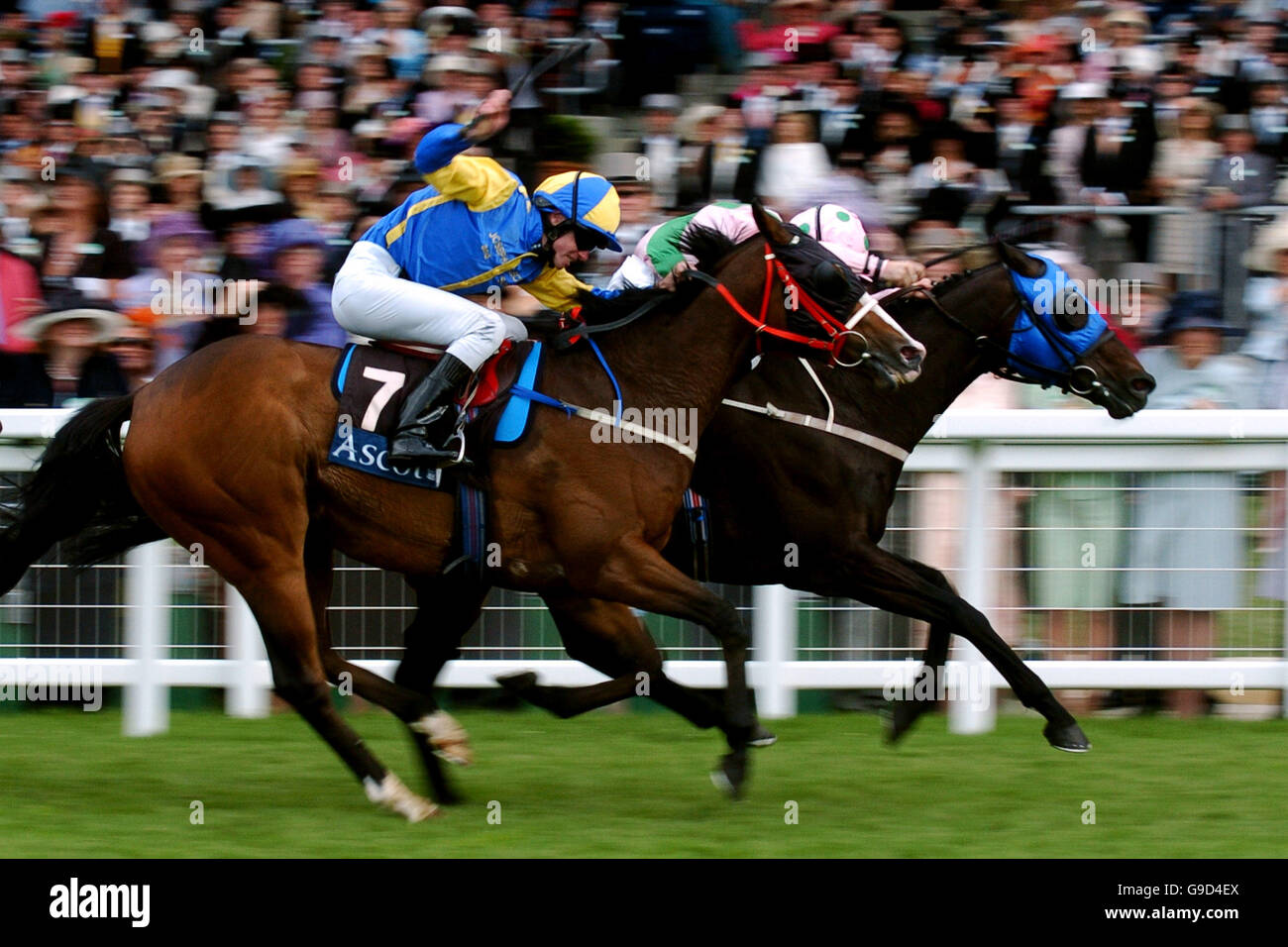 Appalachian Trail mit Tom Eaves (Nr. 7) Rennen bis zur Ziellinie mit späteren Sieger Uhoomagoo gefahren Von Neill Callan während des Buckingham Palace Stakes Stockfoto