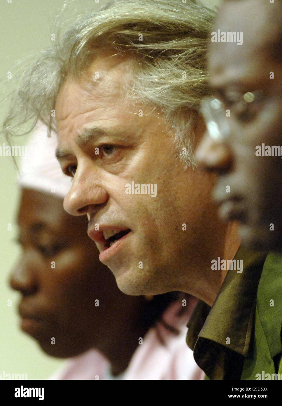 Bob Geldof (Mitte) auf einer Pressekonferenz wie Data Report 2006, eine Zusammenfassung veröffentlicht haben die G8-Länder die Versprechen eingelöst machten sie nach Afrika auf der letztjährigen G8-Gipfel auf einer Pressekonferenz in Millbank Tower, Zentrum von London. Stockfoto