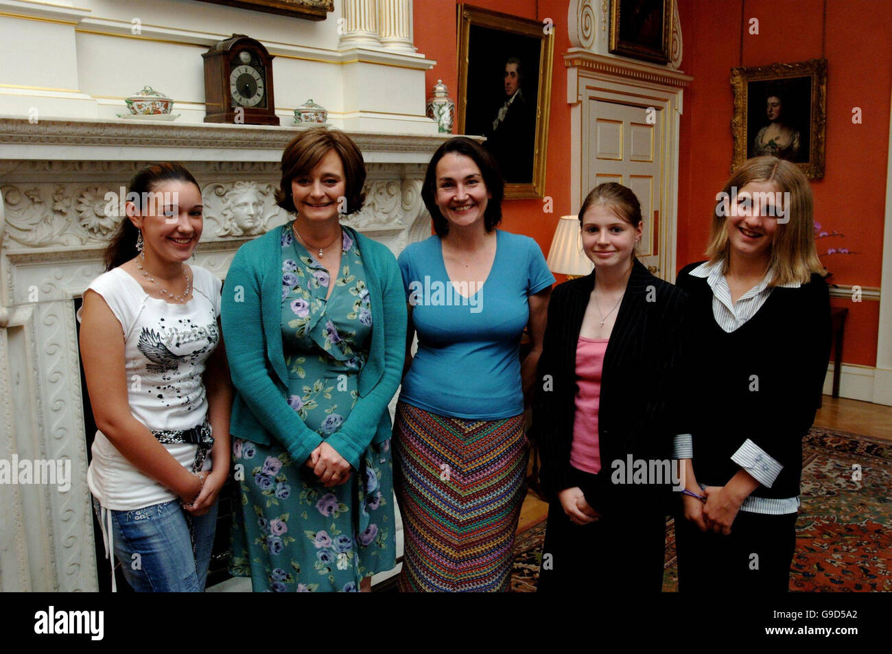 Cherie Blair trifft von links: Toni Hale, Natascha Engel MP, Bethany Robson und Natalie Barnsdall aus North East Derbyshire für Tee im No10 Downing Street im Zentrum von London. Stockfoto