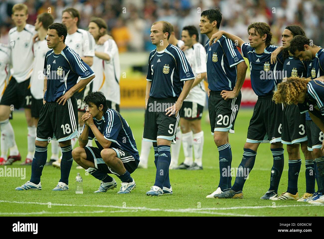 Die argentinischen Spieler schauen von der Halbzeit-Linie während Der Elfmeterschießen Stockfoto