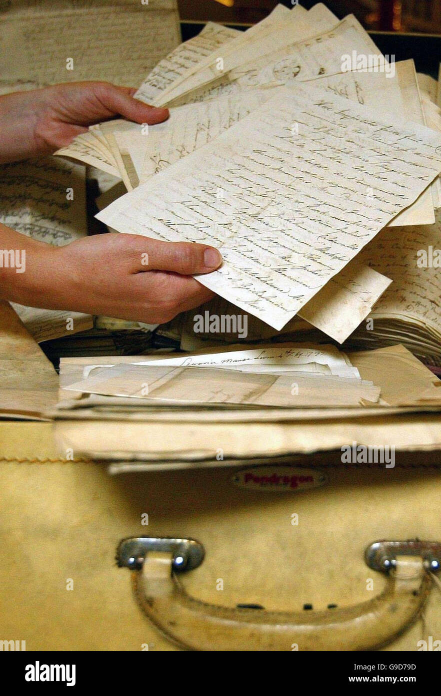Ein Koffer voller Briefe aus dem 18. Jahrhundert, die in einem Haus in  Edinburgh entdeckt wurden und die Geheimnisse der East India Company  enthüllen, wird am 11. Juli in Edinburgh von Lyon