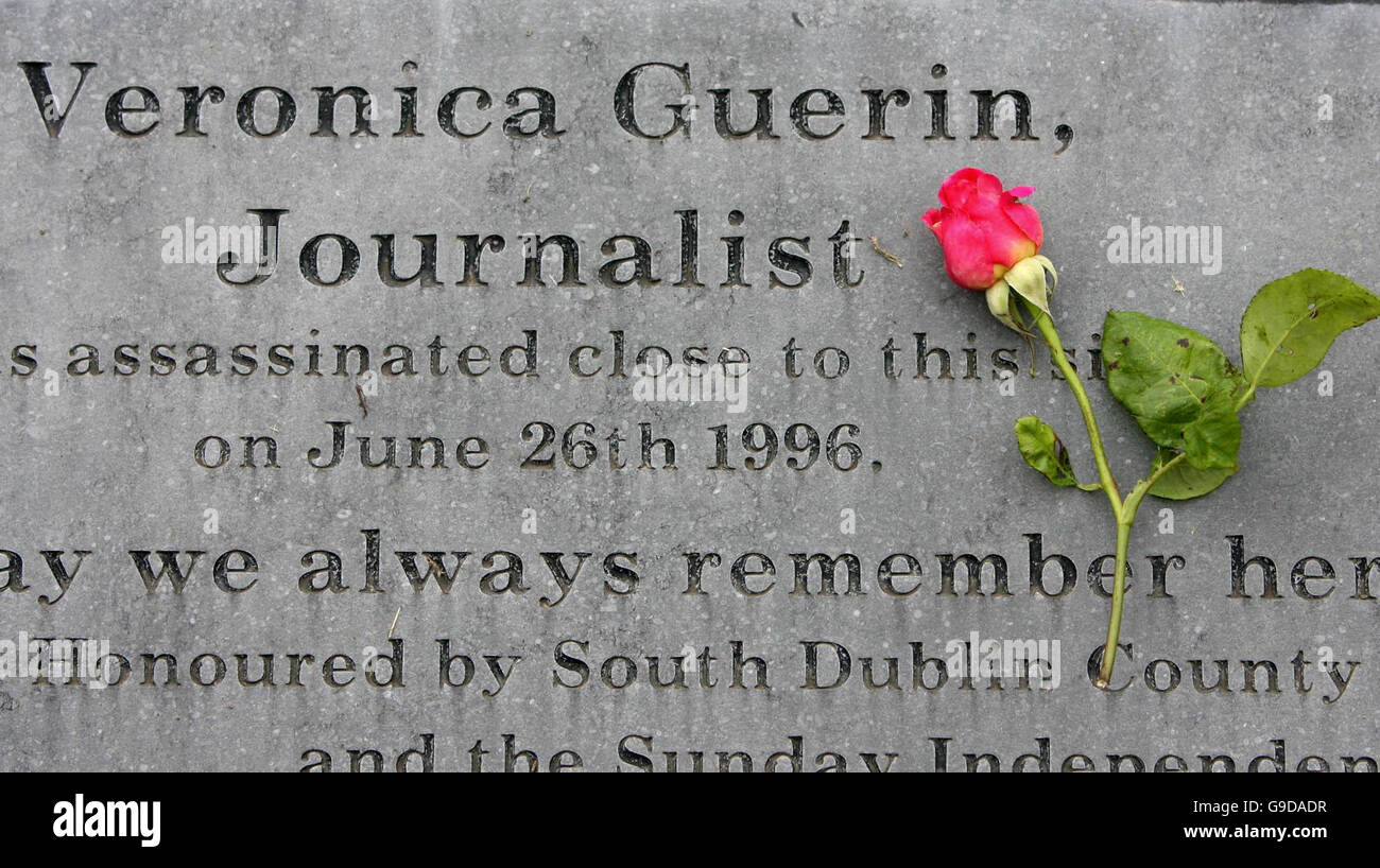 Ein Sockel markiert die Stelle an der Naas Road in Dublin waren Journalistin Veronica Guerin heute vor zehn Jahren gestorben erschossen wurde. Stockfoto