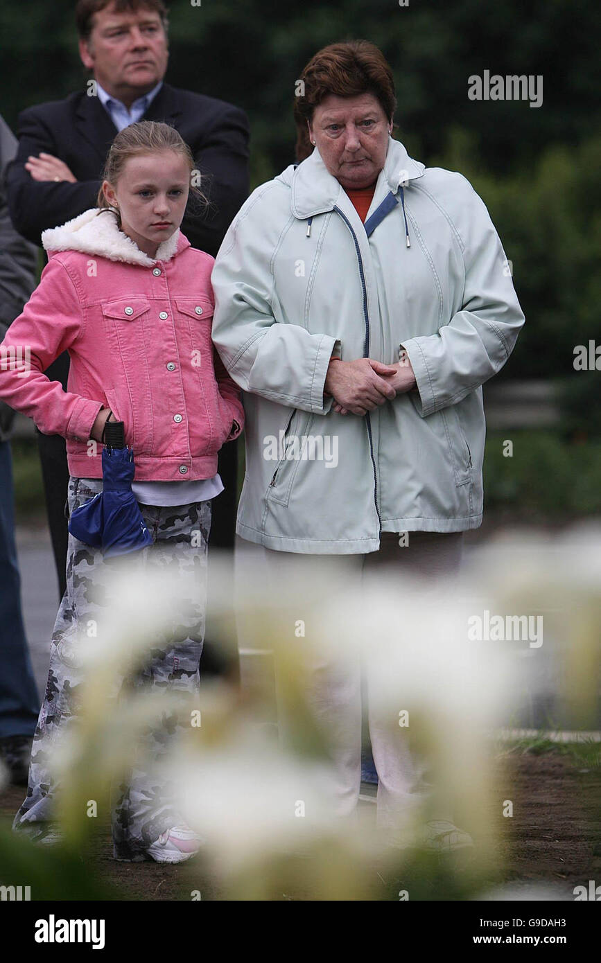 Mitglieder der öffentlich Stellung in Erinnerung der ermordeten Journalistin Veronica Guerin an der Stelle, an der die Naas Road in Dublin waren, dass sie heute vor zehn Jahren erschossen wurde. Stockfoto