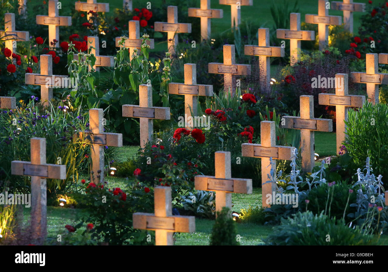 Eine Ansicht der Kriegsgräber leuchtet während einer Militär-geführten Mahnwache zum Gedenken an den 100. Jahrestag des Beginns der Schlacht an der Somme bei Thiepval-Denkmal auf die fehlende als Teil des Gedenkens an den hundertsten Jahrestag der Schlacht an der Somme bei der Commonwealth War Graves Kommission Thiepval Memorial in Thiepval, Frankreich, wo 70.000 britischen und Commonwealth-Soldaten mit kein bekanntes Grab gedacht sind. Stockfoto