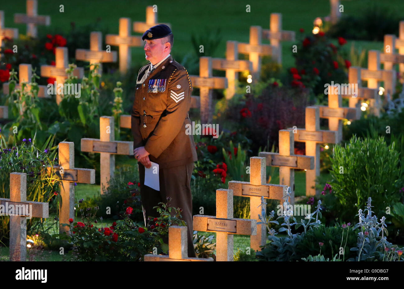 Soldaten stehen unter beleuchteten Kriegsgräber während einer Militär-geführten Mahnwache zum Gedenken an den 100. Jahrestag des Beginns der Schlacht an der Somme bei Thiepval-Denkmal auf die fehlende als Teil des Gedenkens an den hundertsten Jahrestag der Schlacht an der Somme bei der Commonwealth War Graves Kommission Thiepval Memorial in Thiepval, Frankreich, wo 70.000 britischen und Commonwealth-Soldaten mit kein bekanntes Grab gedacht sind. Stockfoto
