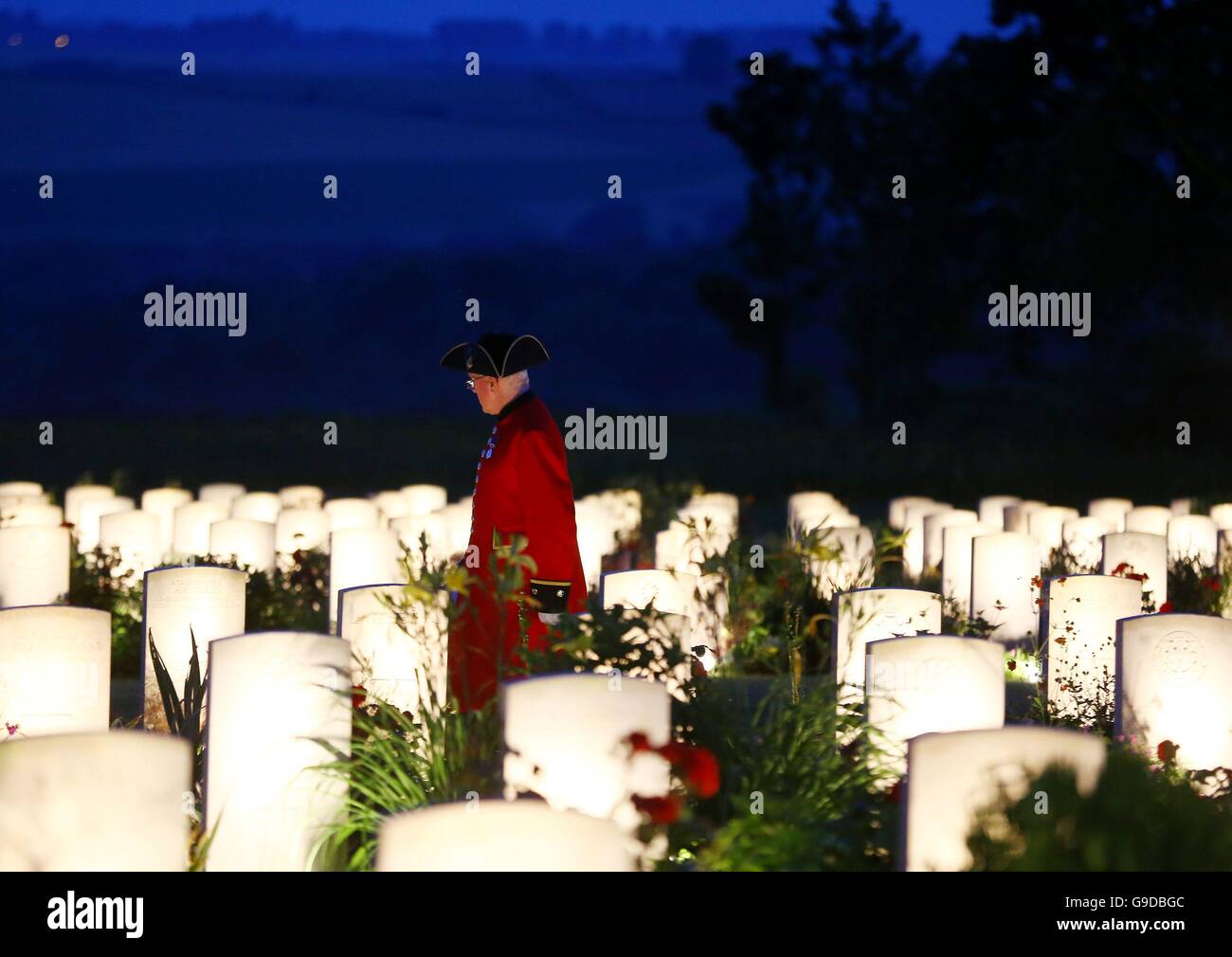 Chelsea Rentner geht unter beleuchteten Krieg, die Gräber nach einer Militär-geführten Mahnwache zum Gedenken an den 100. Jahrestag des Beginns der Schlacht an der Somme bei Thiepval-Denkmal auf die fehlende als Teil des Gedenkens an den hundertsten Jahrestag der Schlacht an der Somme bei der Commonwealth War Graves Kommission Thiepval Memorial in Thiepval, Frankreich, wo 70.000 britischen und Commonwealth-Soldaten mit kein bekanntes Grab gedacht sind. Stockfoto