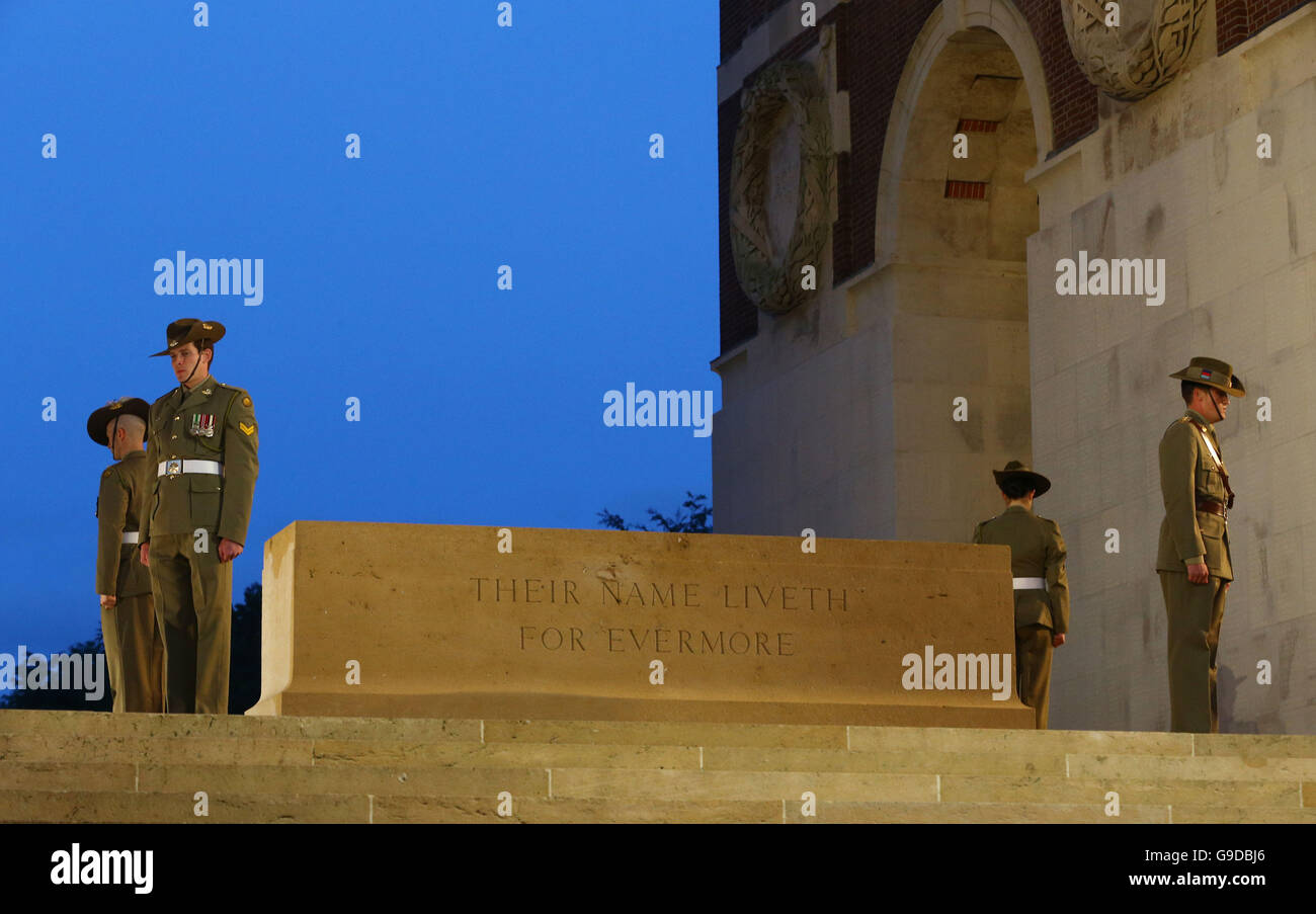 Soldaten stehen an den vier Ecken des Stone of Remembrance während einer Militär-geführten Mahnwache zum Gedenken an den 100. Jahrestag des Beginns der Schlacht an der Somme bei Thiepval-Denkmal auf die fehlende als Teil des Gedenkens an den hundertsten Jahrestag der Schlacht an der Somme bei der Commonwealth War Graves Kommission Thiepval Memorial in Thiepval, Frankreich , wo 70.000 britischen und Commonwealth-Soldaten mit kein bekanntes Grab gedacht sind. Stockfoto