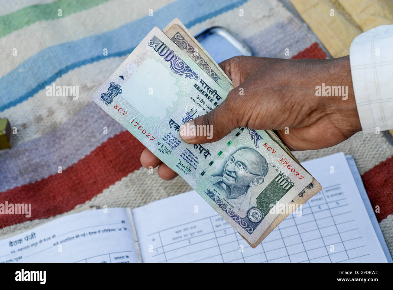 Indien, Madhya Pradesh, Landfrauen Bank im Dorf, hundert Rupien-Banknote mit Bild von Mahatma Gandhi Stockfoto
