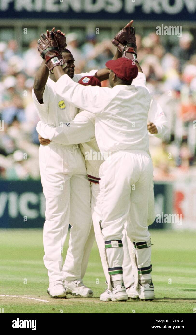 West Indies' Reon King (l) feiert mit Teamkollege Ridley Jacobs (r) nach dem Bowlen aus England Craig White Stockfoto