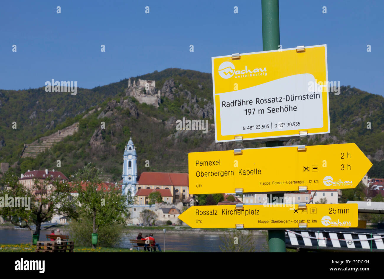 Informationstafeln zur Fähre nach Dürnstein und der Donauradweg, Donau, Arnsdorf, Wachau Region, Niederösterreich Stockfoto