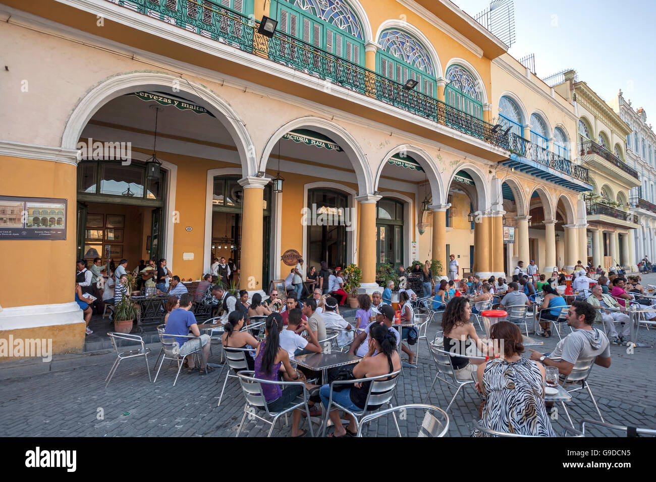 Gäste sitzen vor einem Restaurant an der Plaza Vieja, Alt-Havanna, Havanna Vieja, Kuba Stockfoto