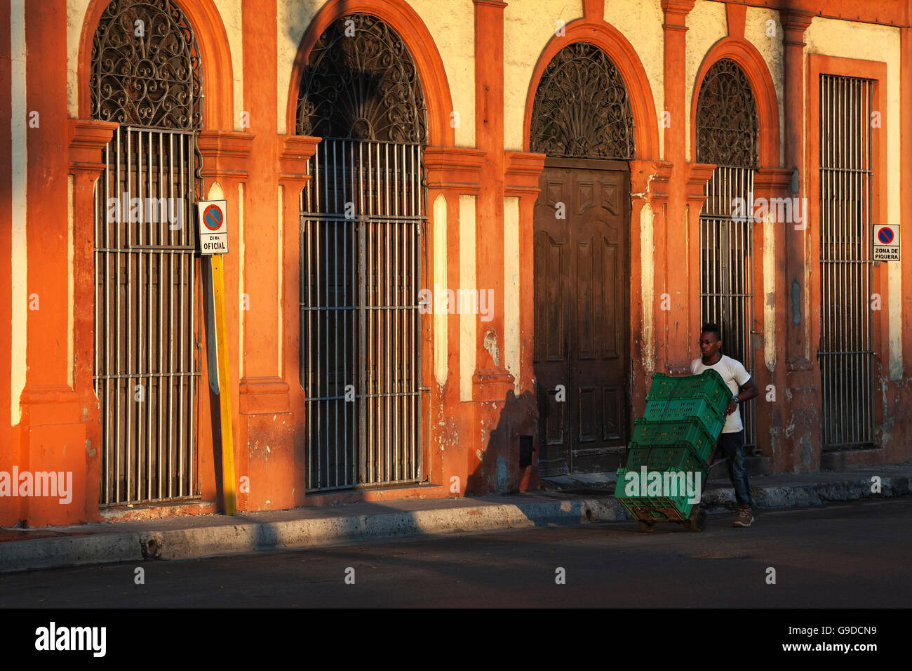Lokale Mann den Transport von Kisten, Altstadt, Havanna, Kuba Stockfoto
