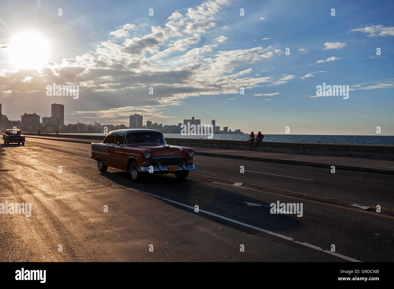 Straße Landschaft, Oldtimer fahren auf dem Malecon, Abendstimmung, Hintergrundbeleuchtung, Havanna, Kuba Stockfoto