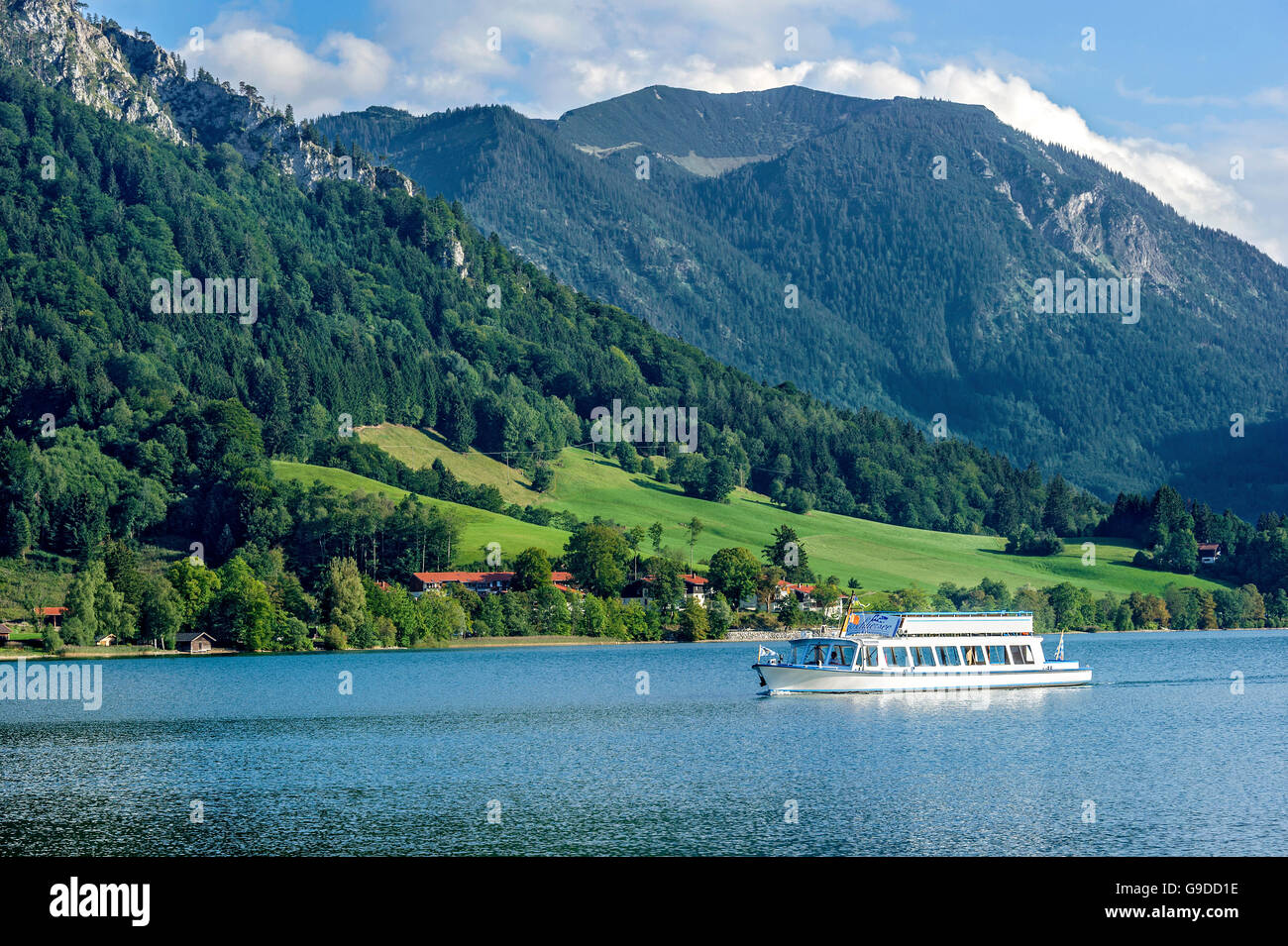 Ausflugsschiff auf See Schliersee, Hachelspitz Berg und Jägerkamp Berg, Mangfall Berge, Bayerische Voralpen Stockfoto