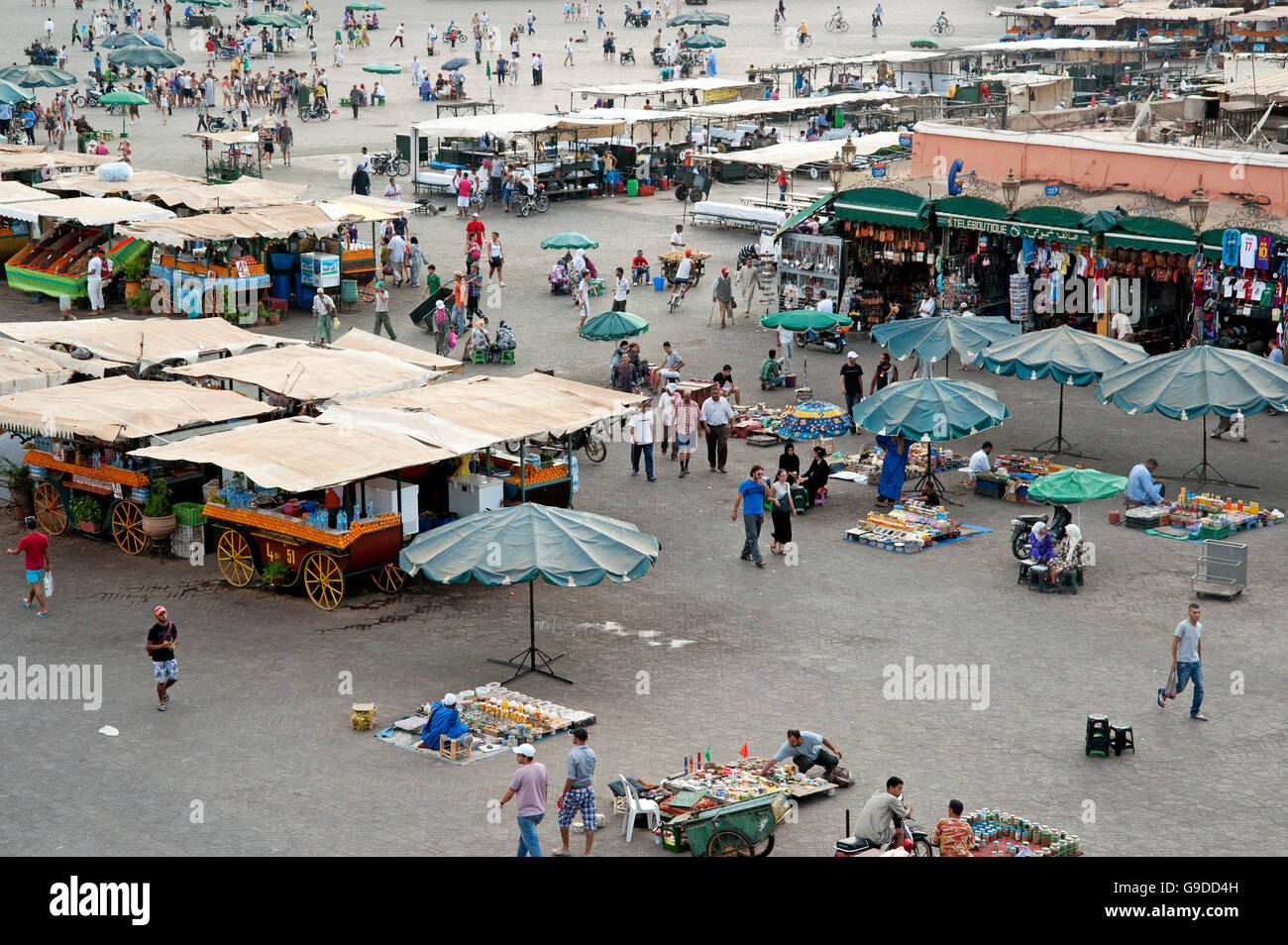 Treiben auf dem Platz Djemaa el-Fna Platz, UNESCO-Weltkulturerbe in Marrakesch, Marokko, Nordafrika, Afrika Stockfoto