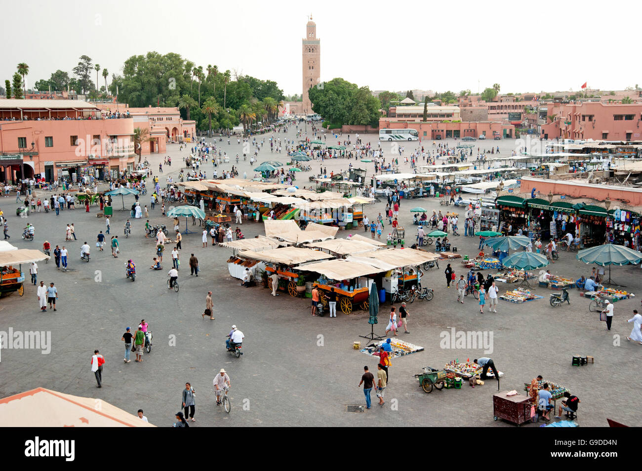 Treiben auf dem Platz Djemaa el-Fna Platz, UNESCO-Weltkulturerbe in Marrakesch, Marokko, Nordafrika, Afrika Stockfoto