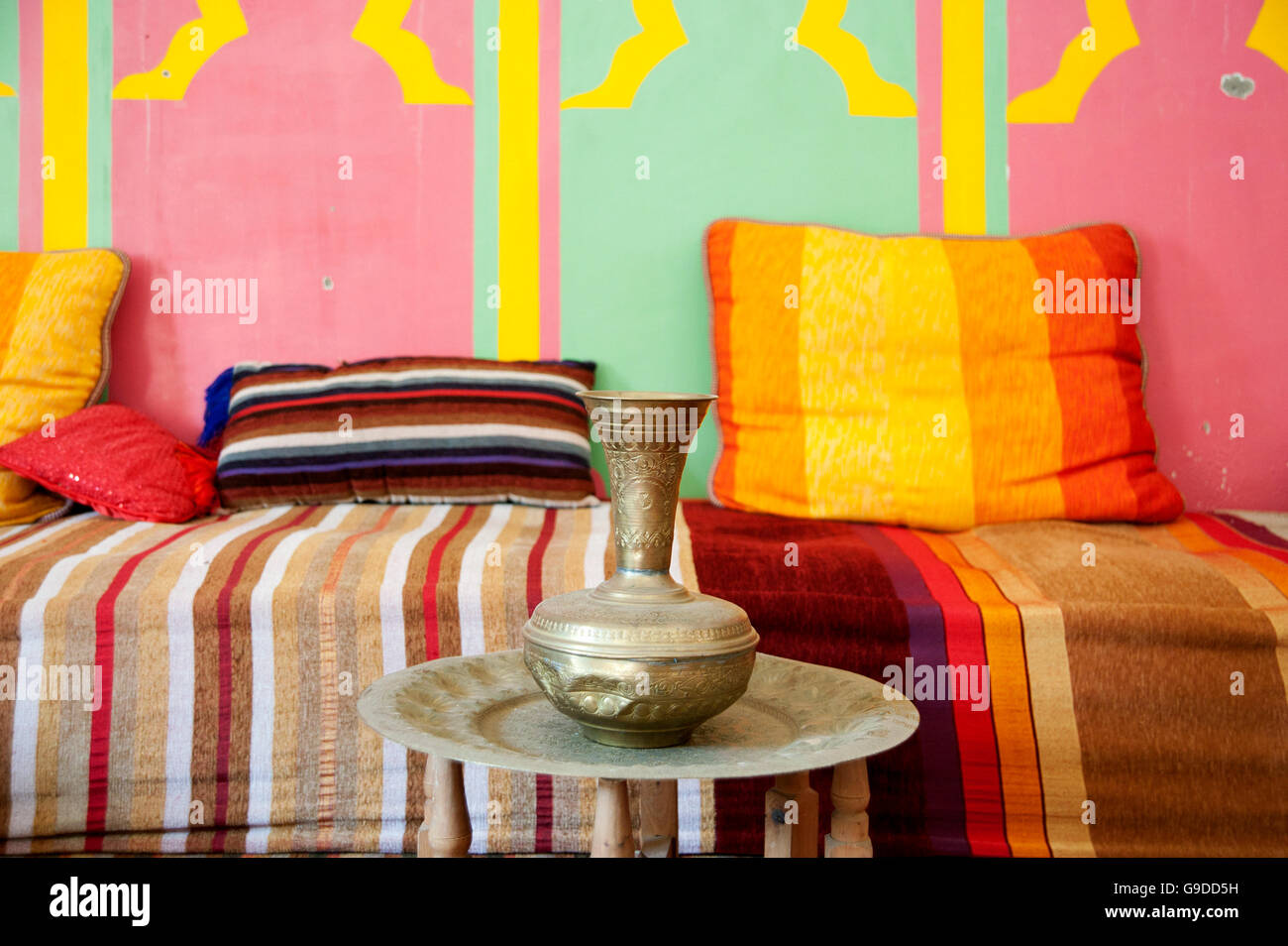 Teestube mit bunten Kissen, Marokko, Nordafrika, Afrika Stockfoto