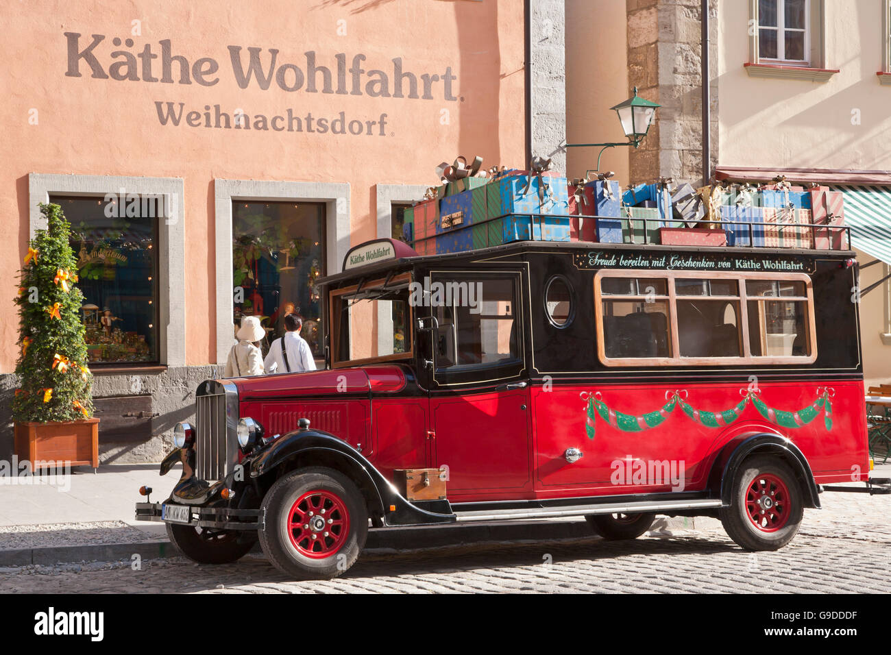 Käthe Wohlfahrt Weihnachtsdorf Shop, ein Oldtimer-Parkplatz davor, Rothenburg Ob der Tauber, Franken, Bayern Stockfoto