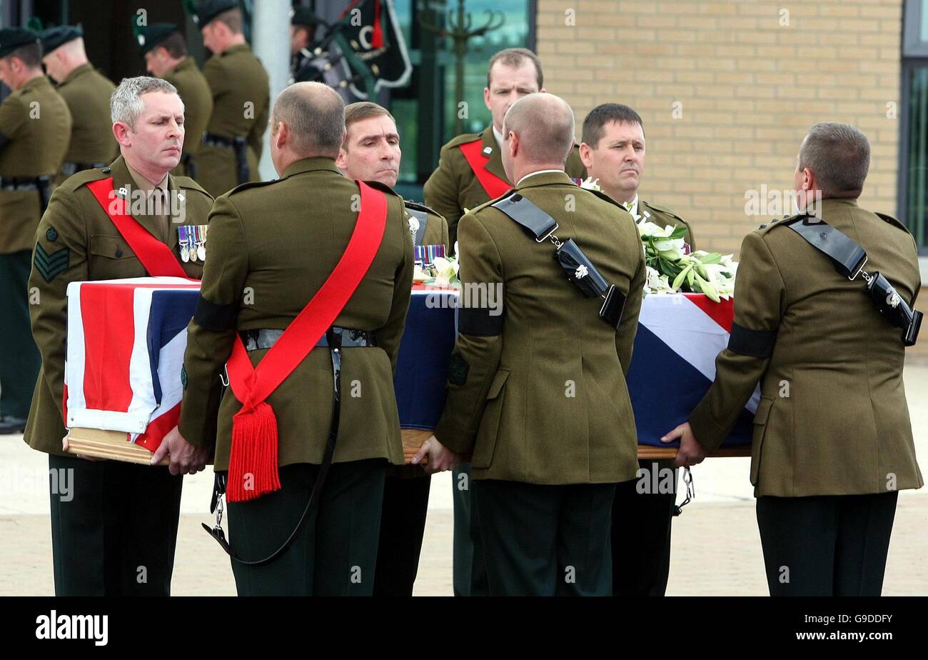 Die Überreste von Kapitän David Patten werden für einen Trauergottesdienst in der Portstewart Baptist Church, Co Antrim, entfernt, nachdem der Ulster-Soldat getötet wurde, als er bei den Spezialeinheiten in Afghanistan diente. Stockfoto