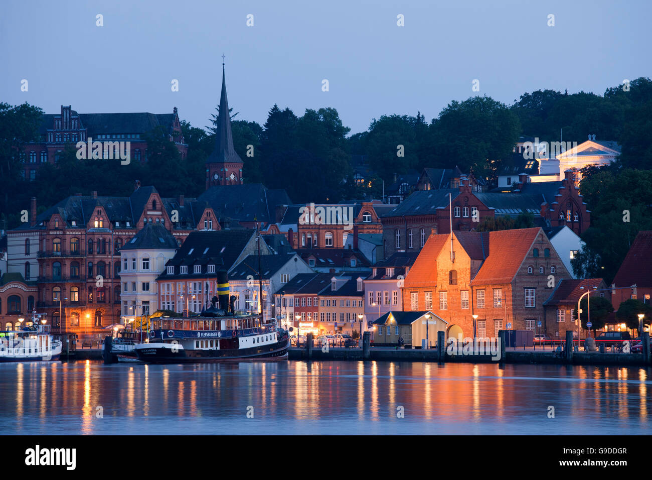 Stadtbild mit Hafen, blaue Stunde, Flensburg, Flensburger Förde, Schleswig-Holstein, PublicGround Stockfoto