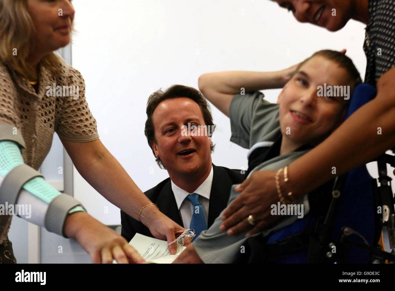 David Cameron trifft den 18-jährigen Gary Robinson, der an einer zerebrolenen Palsy-Erkrankung erklingt, an der Marlborough School in Sidcup, Kent, die sich um schwere, tiefgehende und komplexe Lernbedürfnisse kümmert. Stockfoto