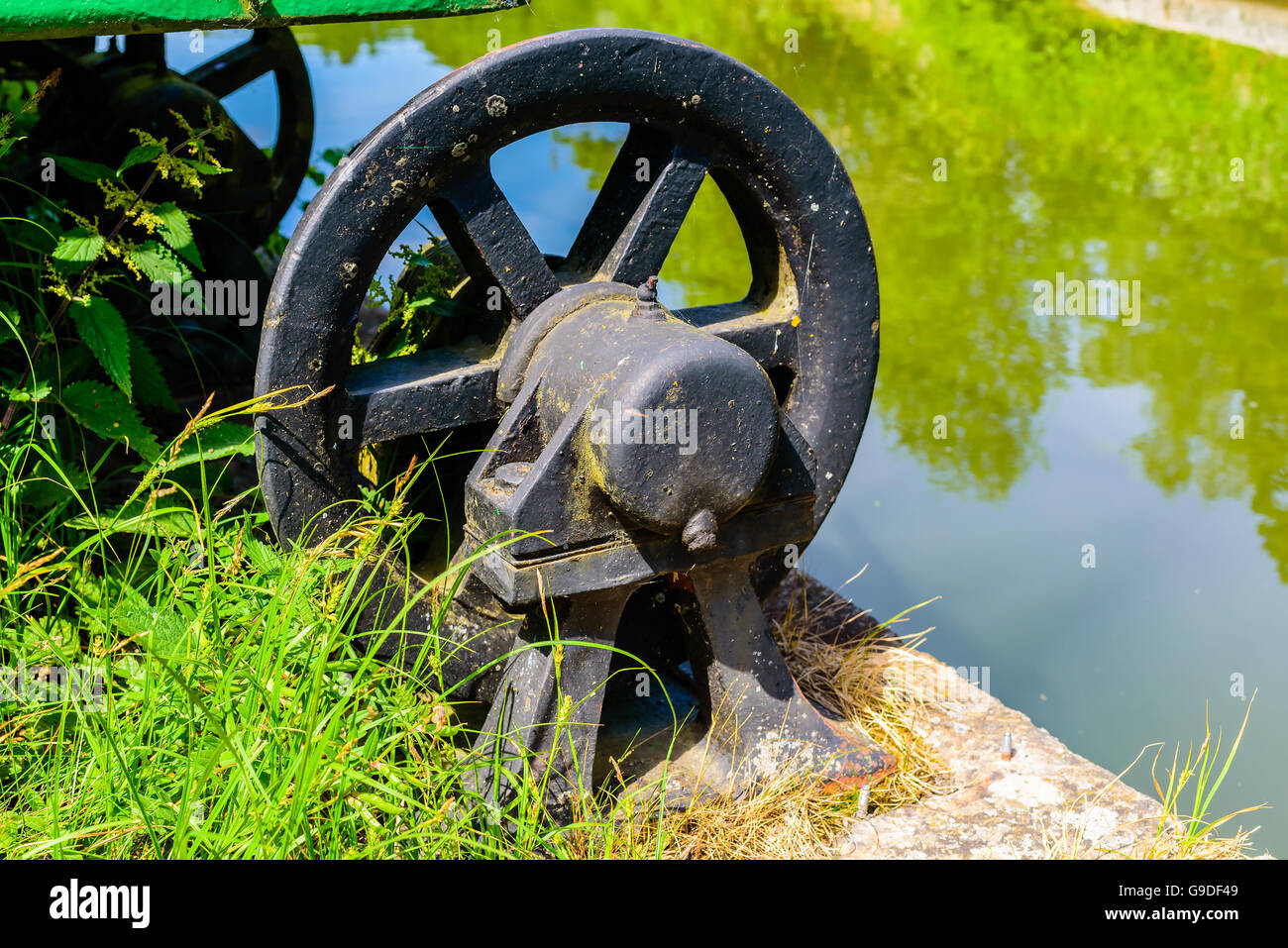 Alte industrielle Eisenrad aus einer alten rollende Brücke an einem Kanal. Stockfoto
