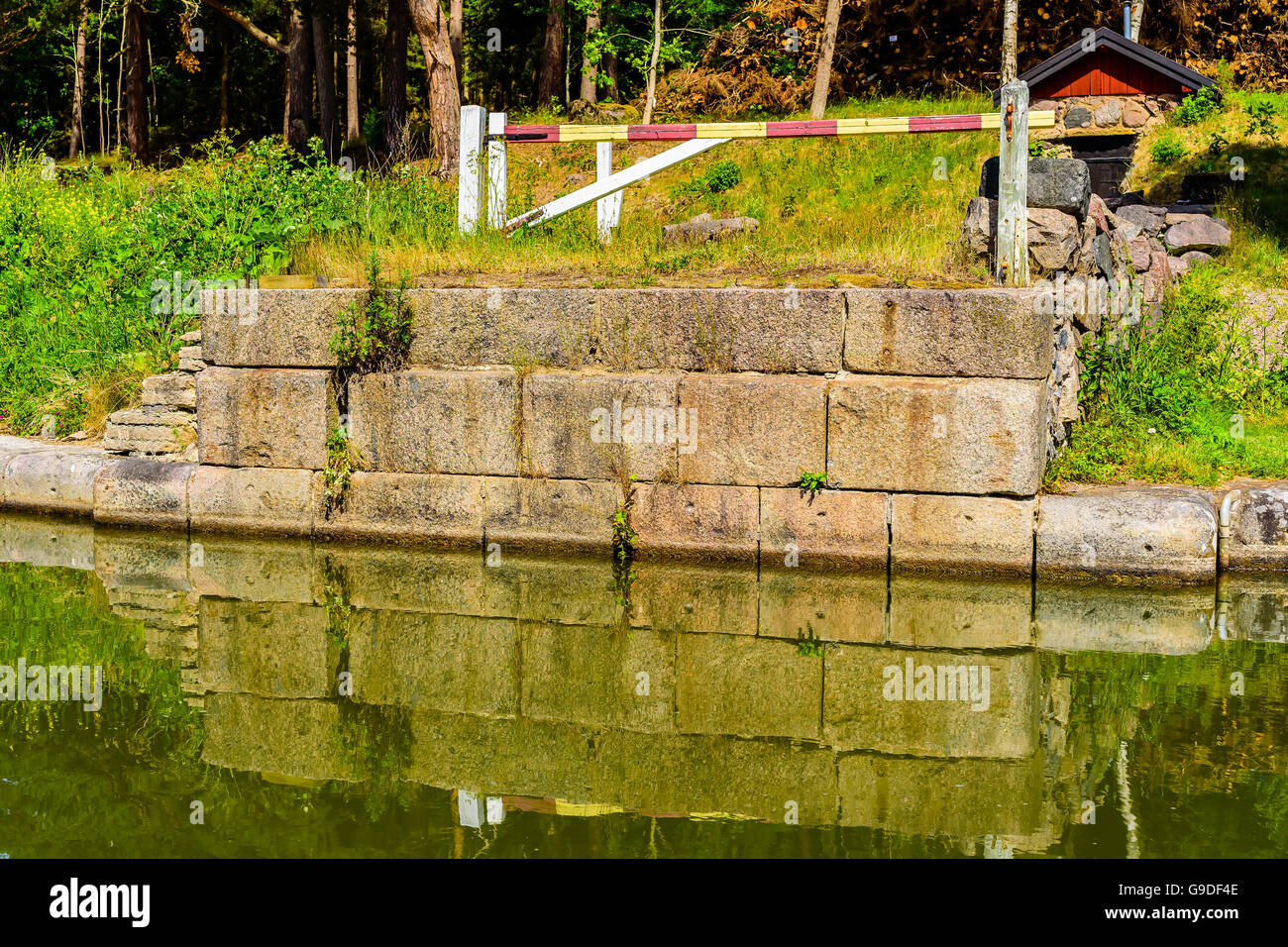 Alte verlassene Brückenkopf mit Straße Barriere hinter. Stockfoto