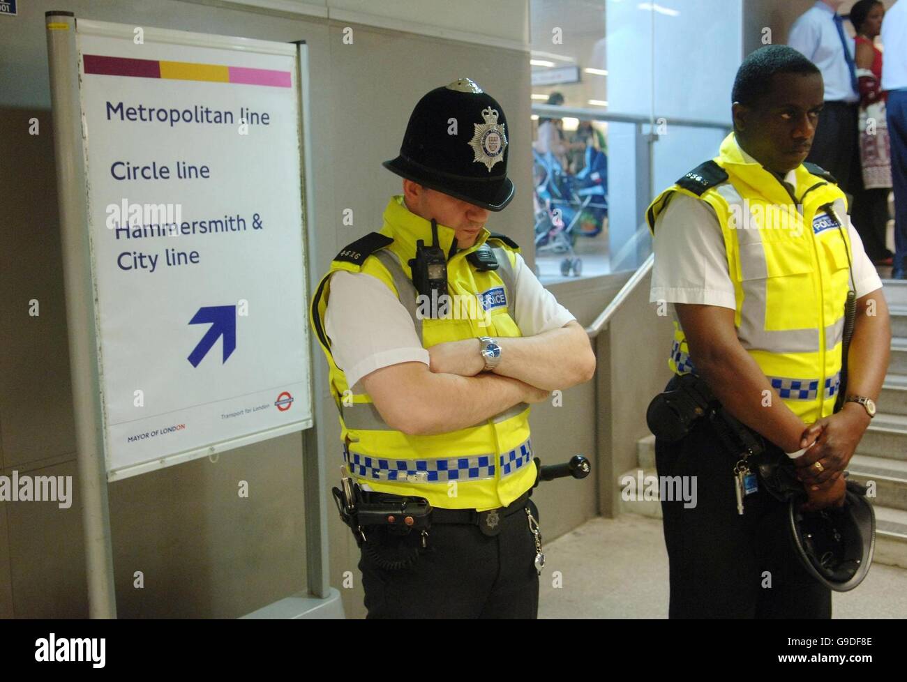 Die britische Verkehrspolizei hält zwei Minuten lang in der U-Bahn-Station Kings Cross in London, da die Hauptstadt sich an Terroranschläge der letzten Jahre erinnert. Stockfoto