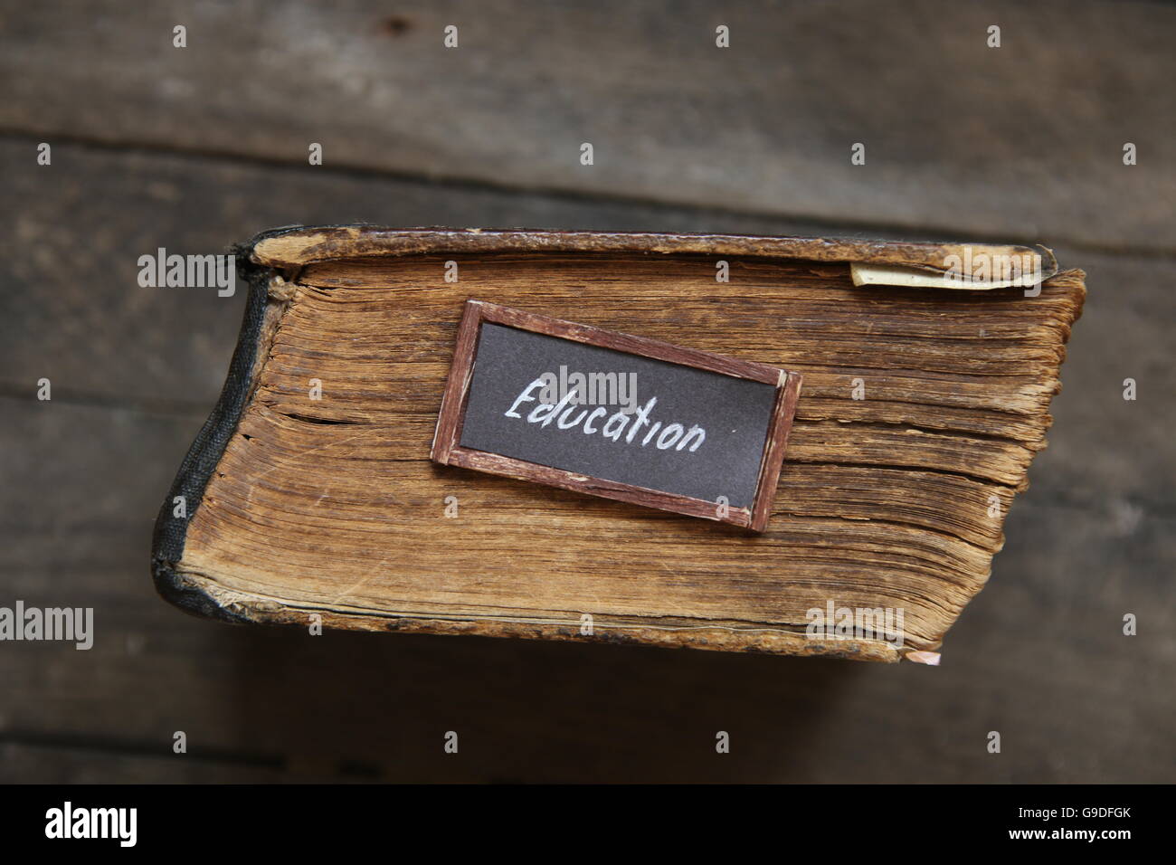 Bildung Text und Vintage-Buch auf Tisch Stockfoto