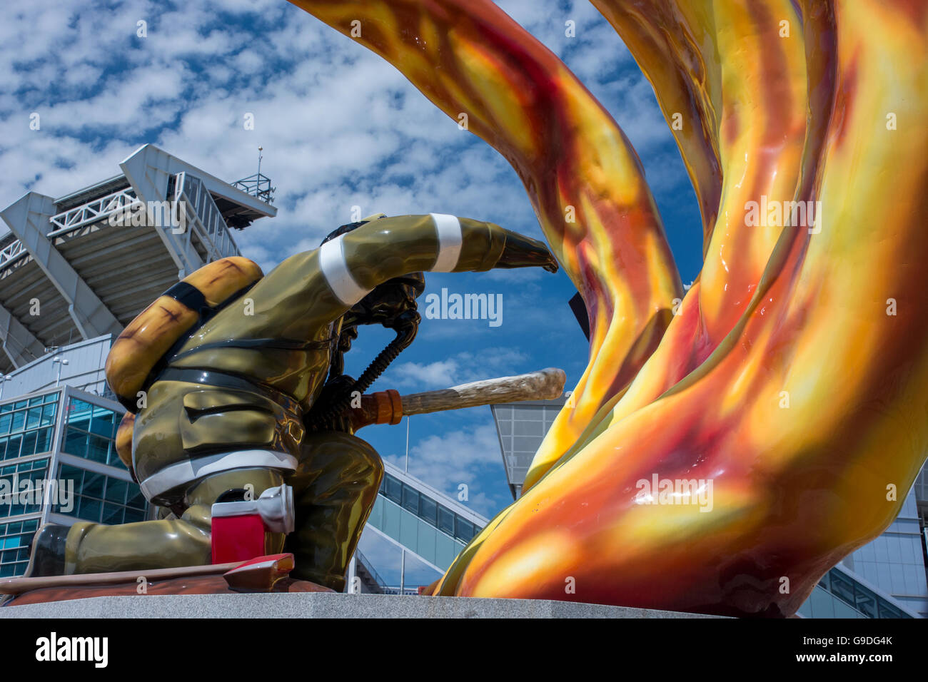Ohio, Cleveland. Gefallenen Feuerwehrleute Memorial. Mit Cleveland Brown Stadium in der Ferne. Stockfoto
