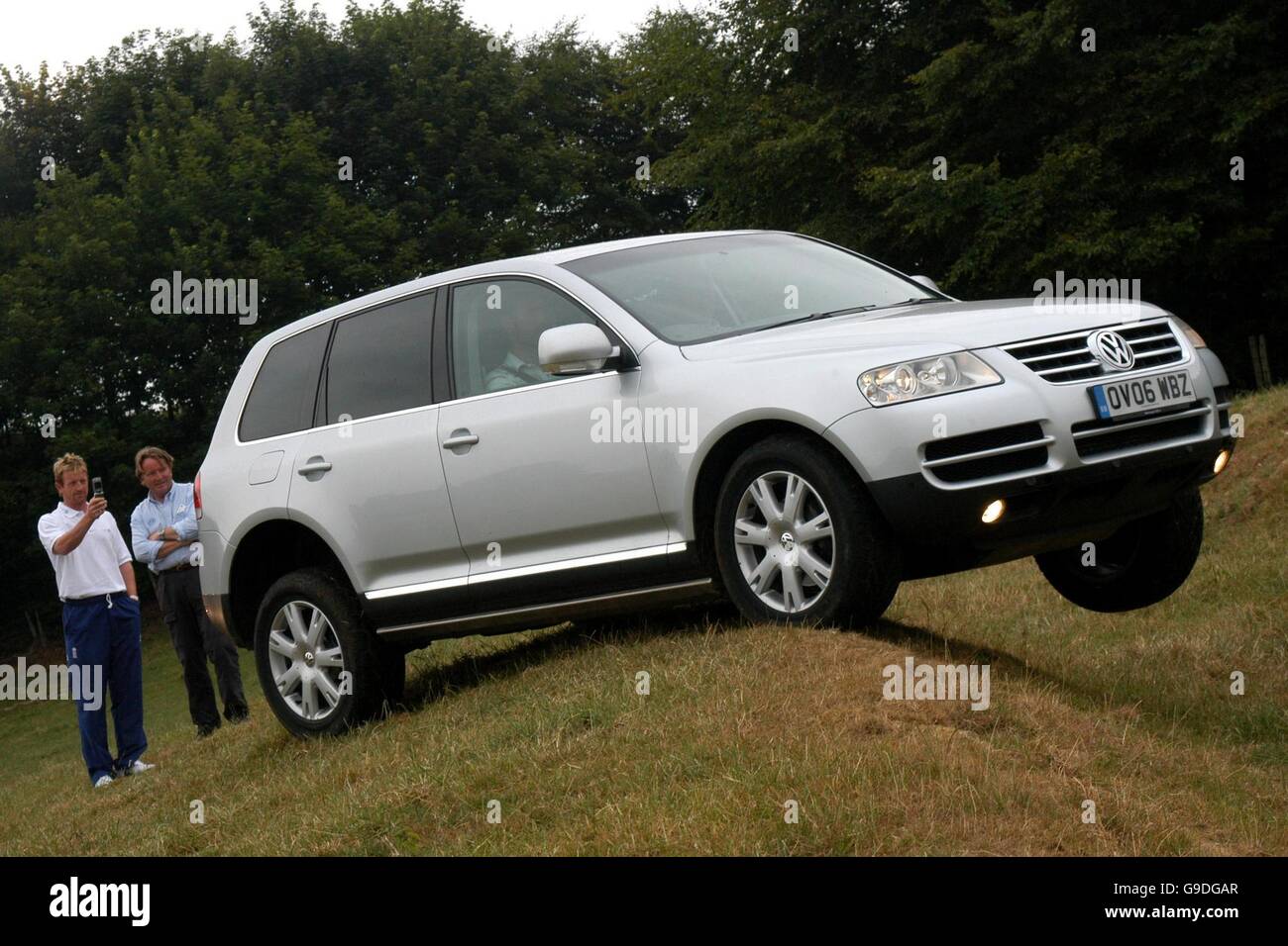 England Cricketer Paul Collingwood macht ein Foto, wie ein VW Touareg an einem Volkswagen Touareg Off-Road Experience Day im Birdsall Estate, Elvington, bei York, teilnimmt. Stockfoto