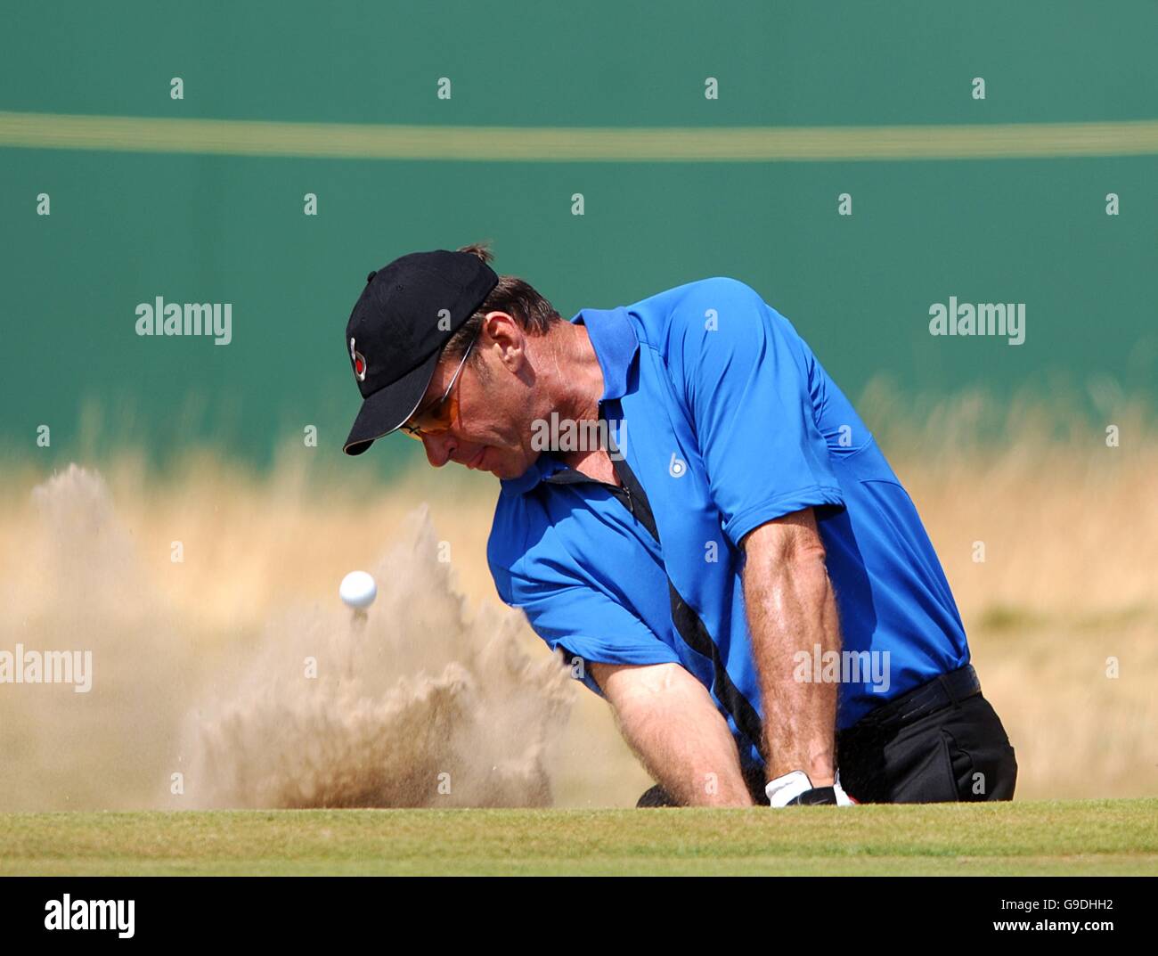 Golf - die 135. Open Championship 2006 - Tag zwei - Royal Liverpool - Hoylake. Der englische Nick Faldo spielt aus einem Bunker Stockfoto