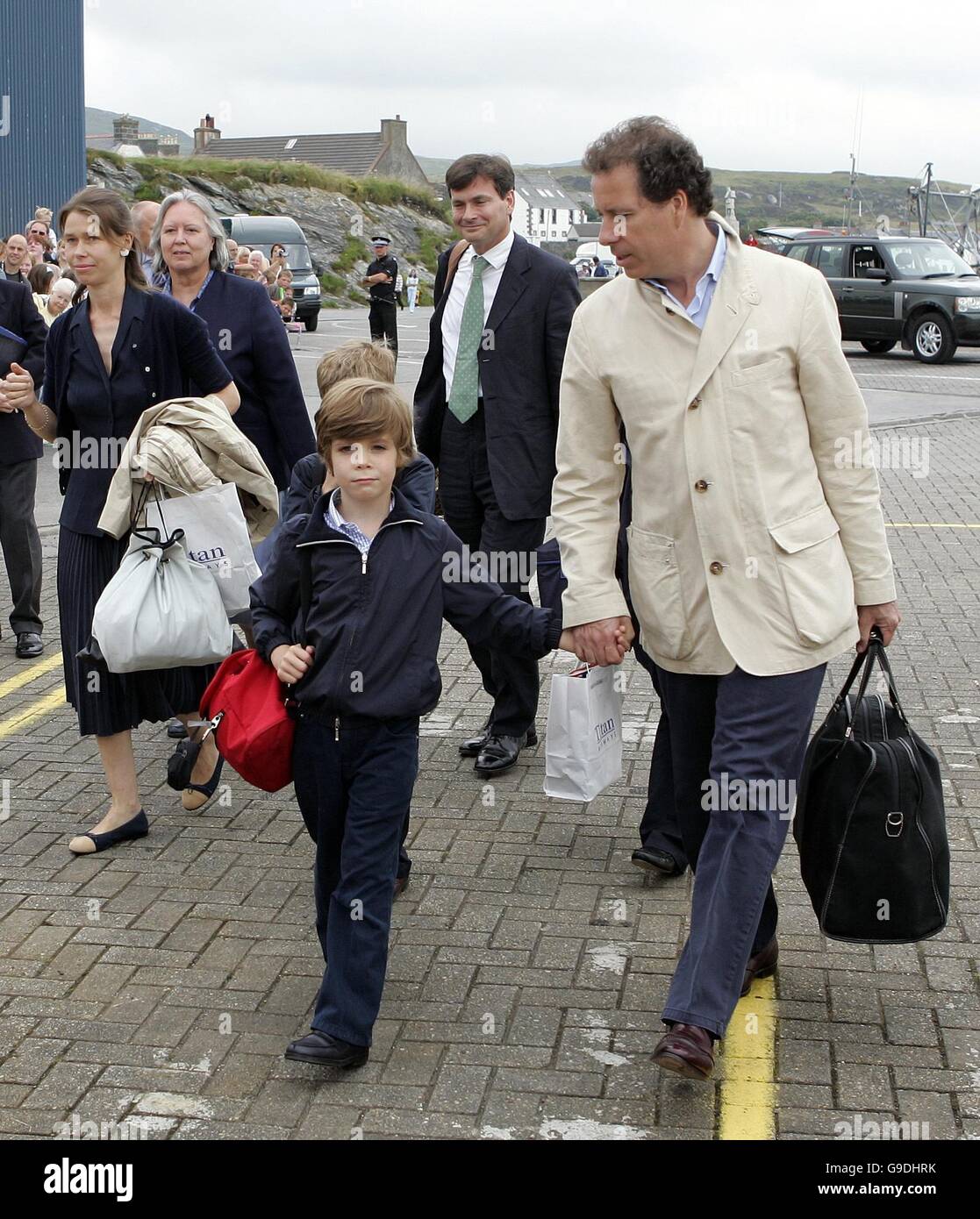Gäste, darunter Lady Sarah Chatto (links), Daniel Chatto (zweite rechts) und Viscount Linley, kommen zu einer einwöchigen Kreuzfahrt durch die Western Isles in Port Ellen auf Islay, um den 80. Geburtstag der Queen zu feiern. Stockfoto