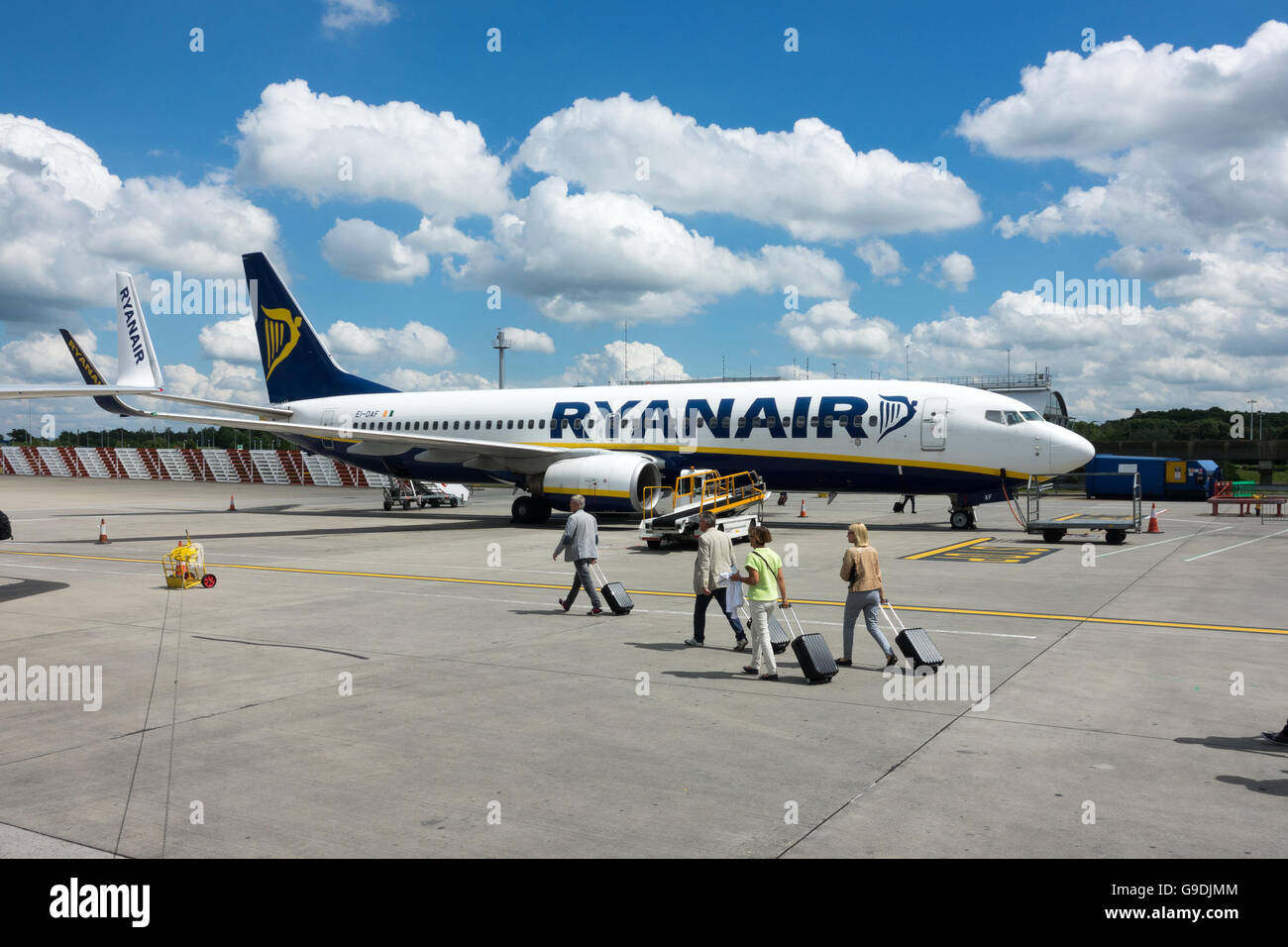 Fluggästen ein Ryanair-Flugzeug am Flughafen Stansted Essex Stockfoto