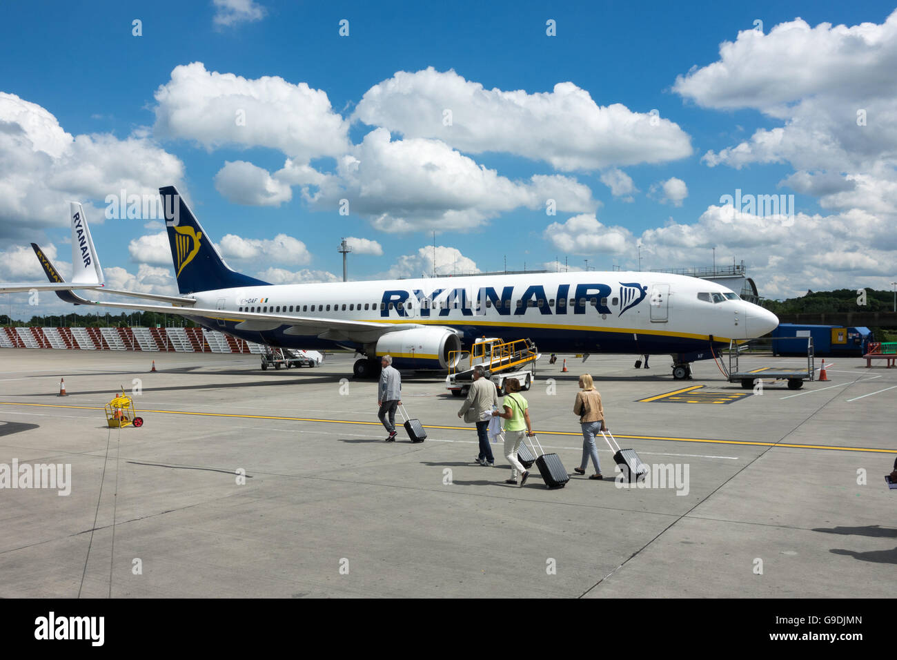 Fluggästen ein Ryanair-Flugzeug am Flughafen Stansted Essex Stockfoto