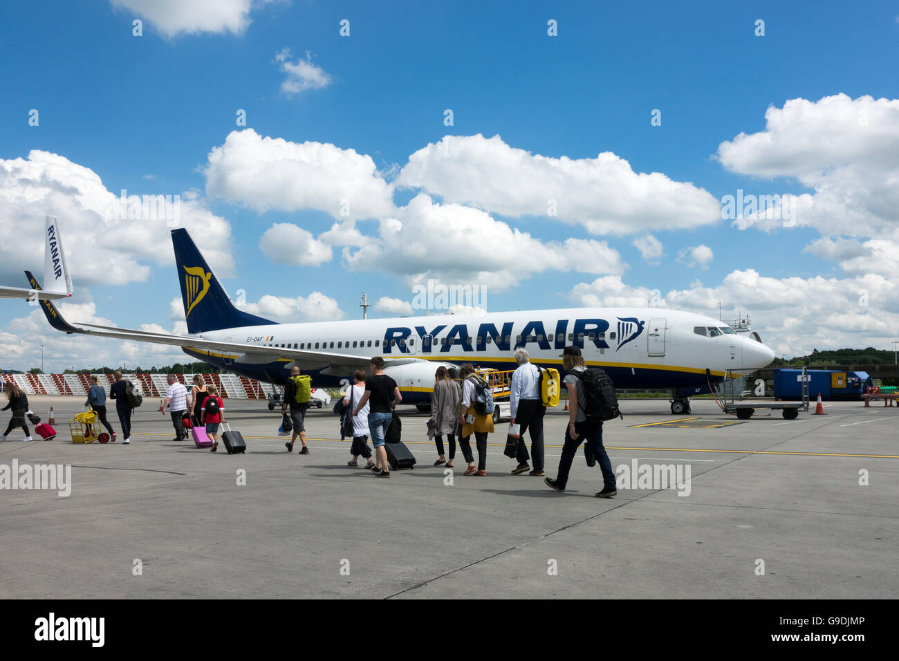 Fluggästen ein Ryanair-Flugzeug am Flughafen Stansted Essex Stockfoto