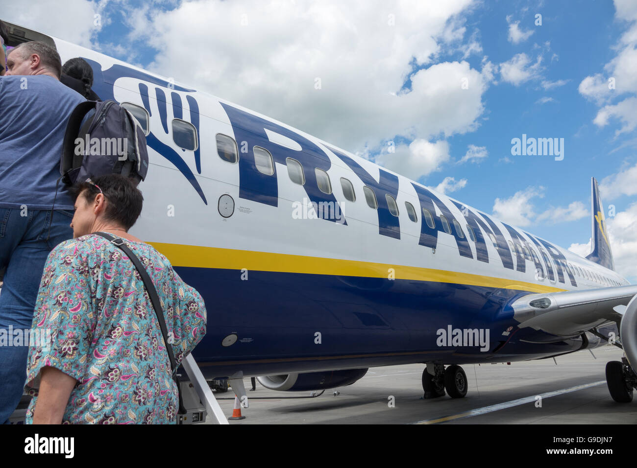 Fluggästen ein Ryanair-Flugzeug am Flughafen Stansted Essex Stockfoto
