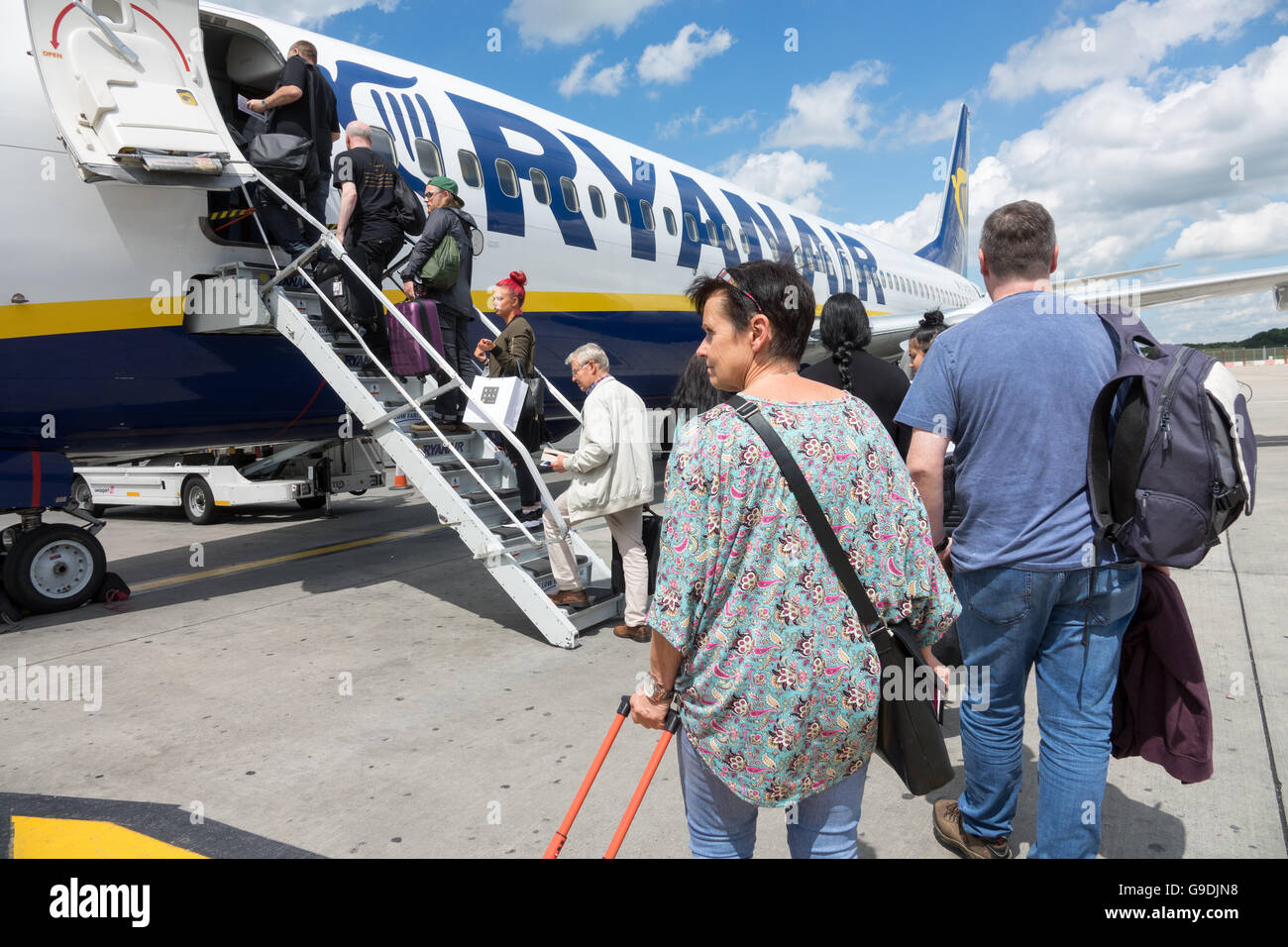 Fluggästen ein Ryanair-Flugzeug am Flughafen Stansted Essex Stockfoto