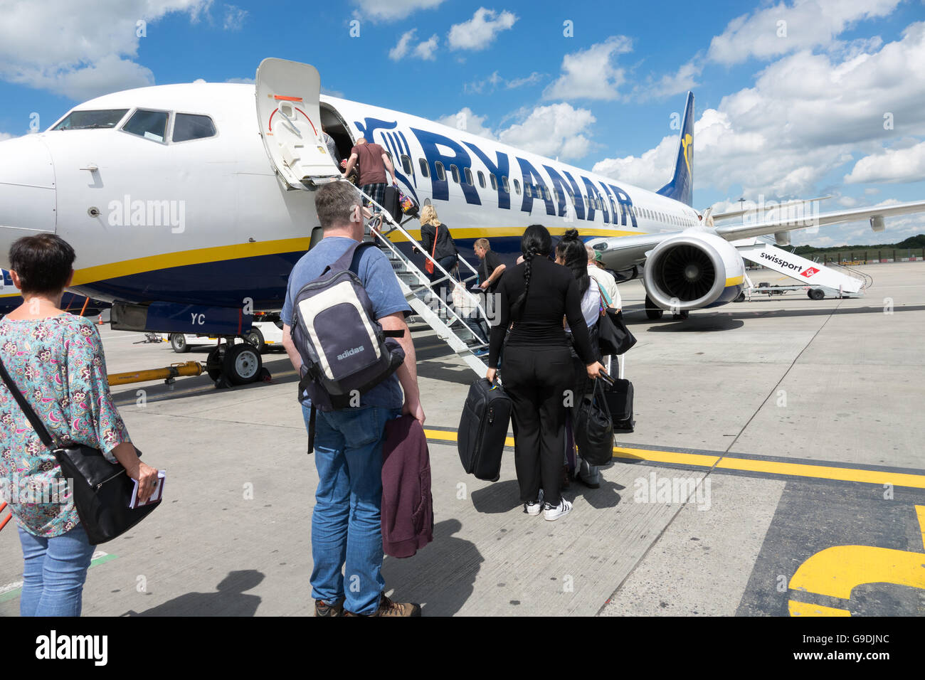 Fluggästen ein Ryanair-Flugzeug am Flughafen Stansted Essex Stockfoto