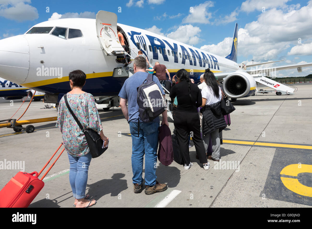Fluggästen ein Ryanair-Flugzeug am Flughafen Stansted Essex Stockfoto