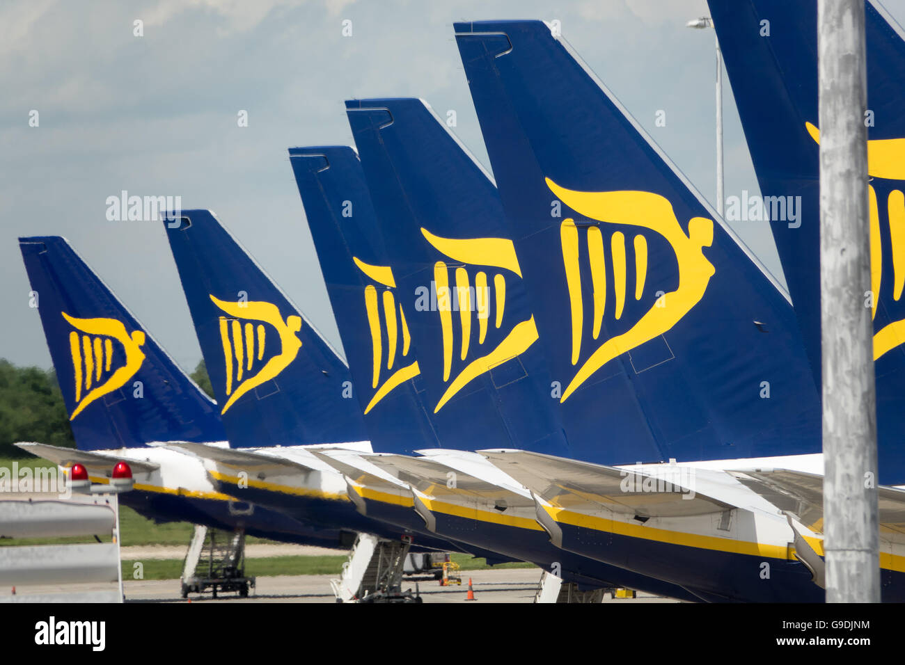 Fluggästen ein Ryanair-Flugzeug am Flughafen Stansted Essex Stockfoto