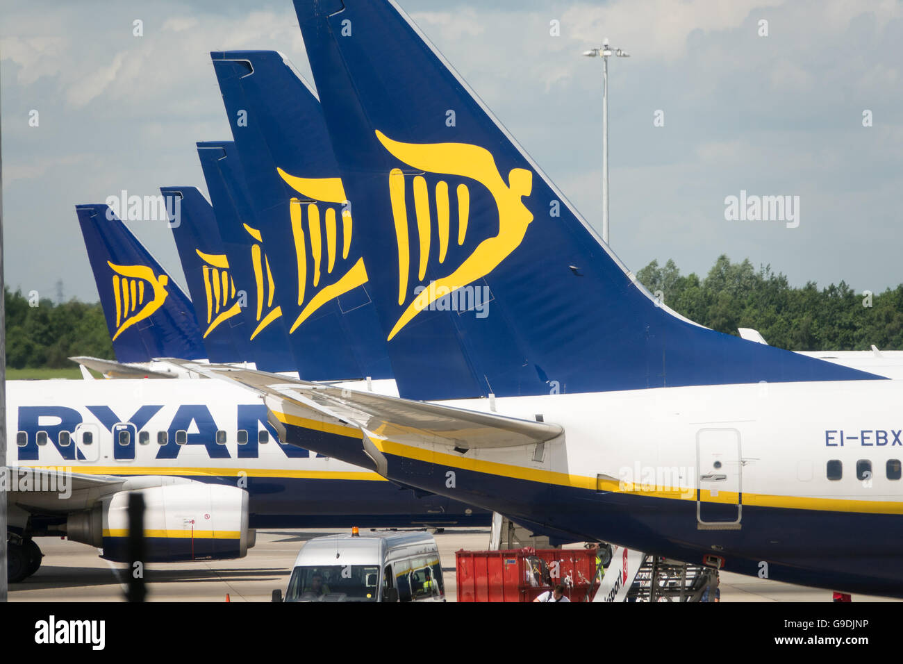 Fluggästen ein Ryanair-Flugzeug am Flughafen Stansted Essex Stockfoto