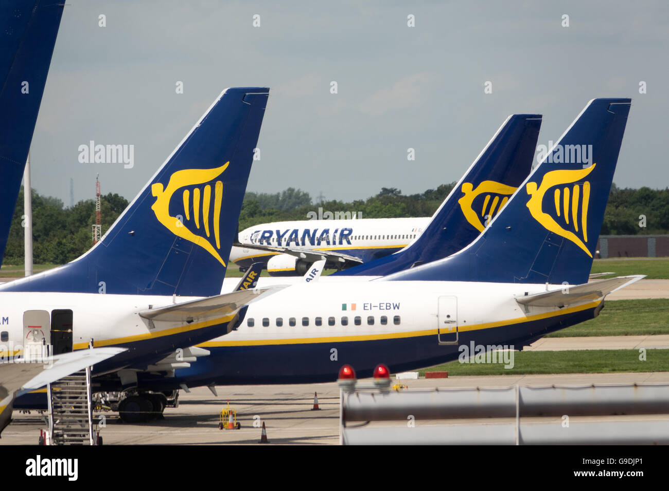 Fluggästen ein Ryanair-Flugzeug am Flughafen Stansted Essex Stockfoto