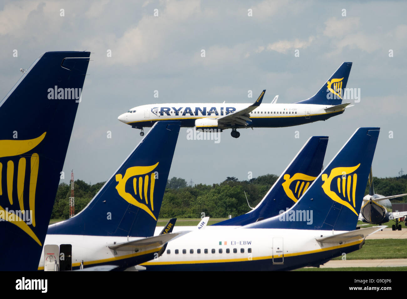 Fluggästen ein Ryanair-Flugzeug am Flughafen Stansted Essex Stockfoto