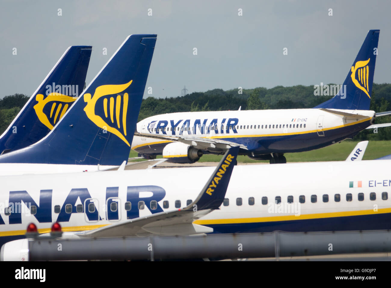 Fluggästen ein Ryanair-Flugzeug am Flughafen Stansted Essex Stockfoto