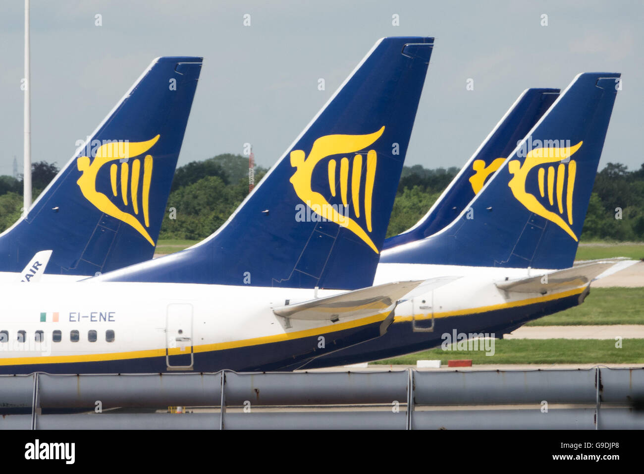 Fluggästen ein Ryanair-Flugzeug am Flughafen Stansted Essex Stockfoto