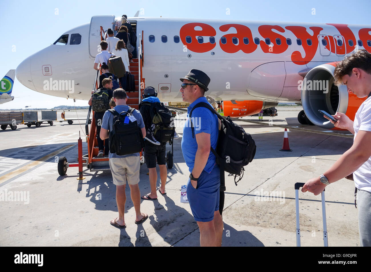 Urlauber, die einsteigen in eines Bereichs von EasyJet am Flughafen Ibiza, Spanien Stockfoto