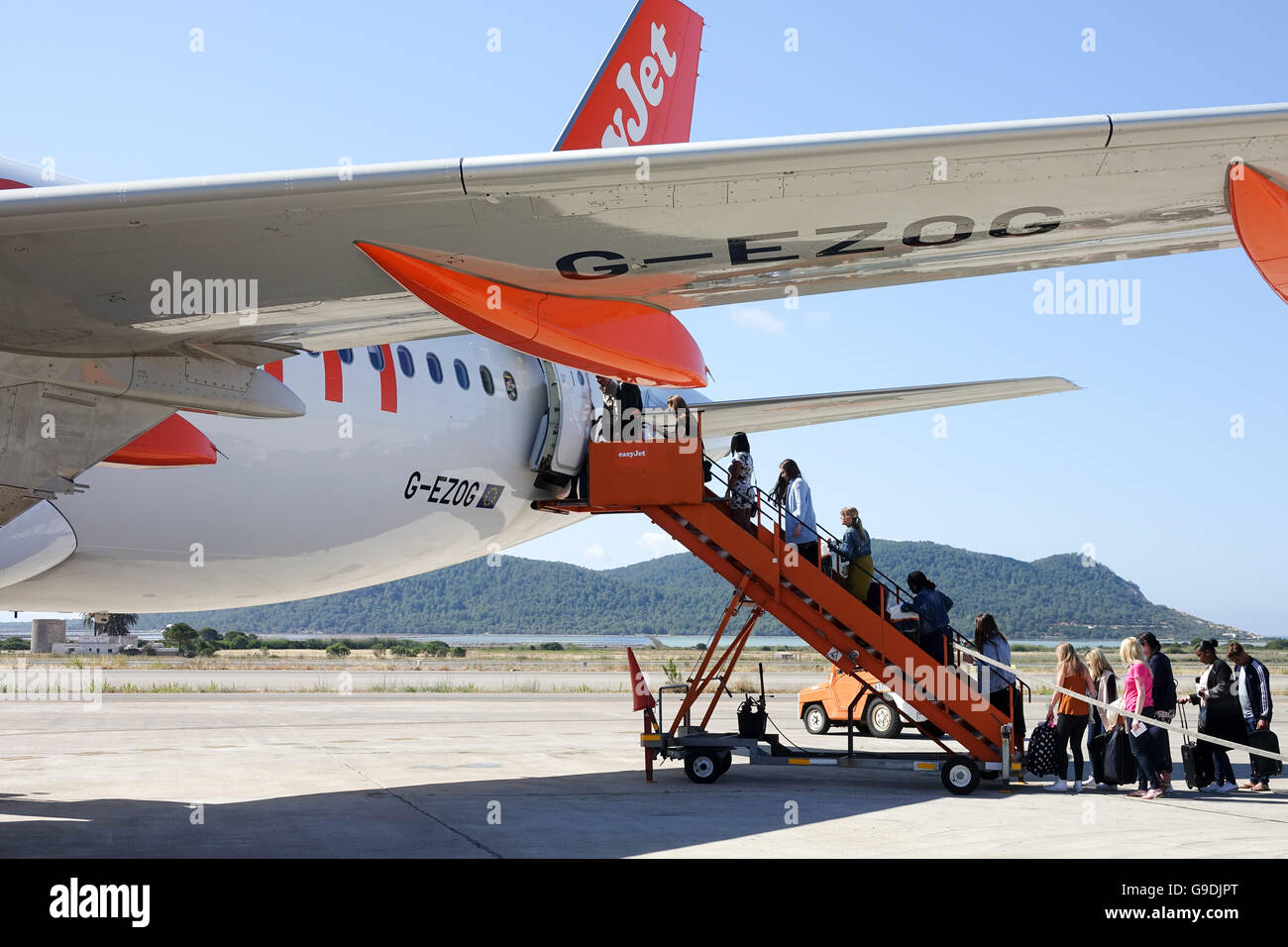 Urlauber, die einsteigen in eines Bereichs von EasyJet am Flughafen Ibiza, Spanien Stockfoto