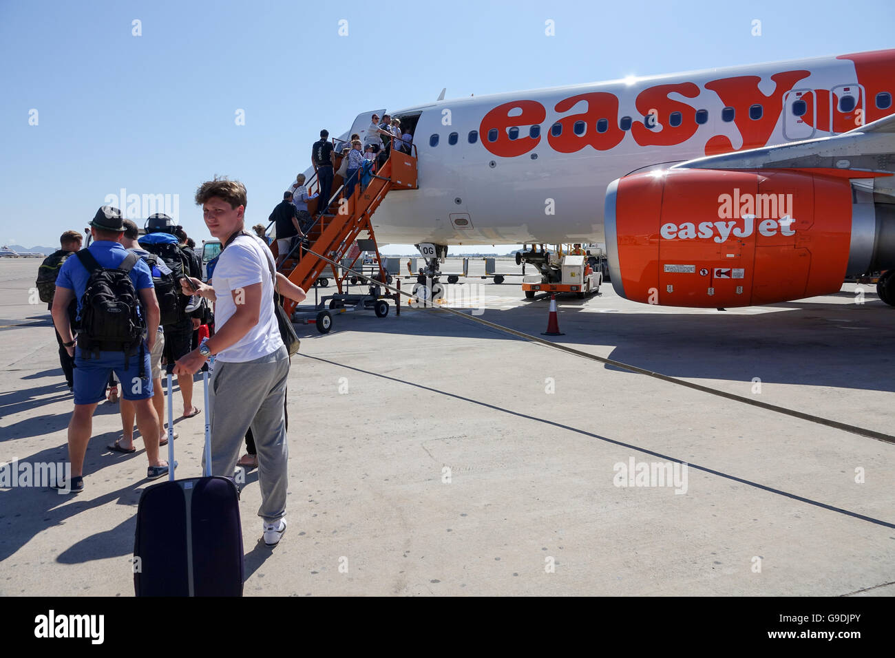 Urlauber, die einsteigen in eines Bereichs von EasyJet am Flughafen Ibiza, Spanien Stockfoto