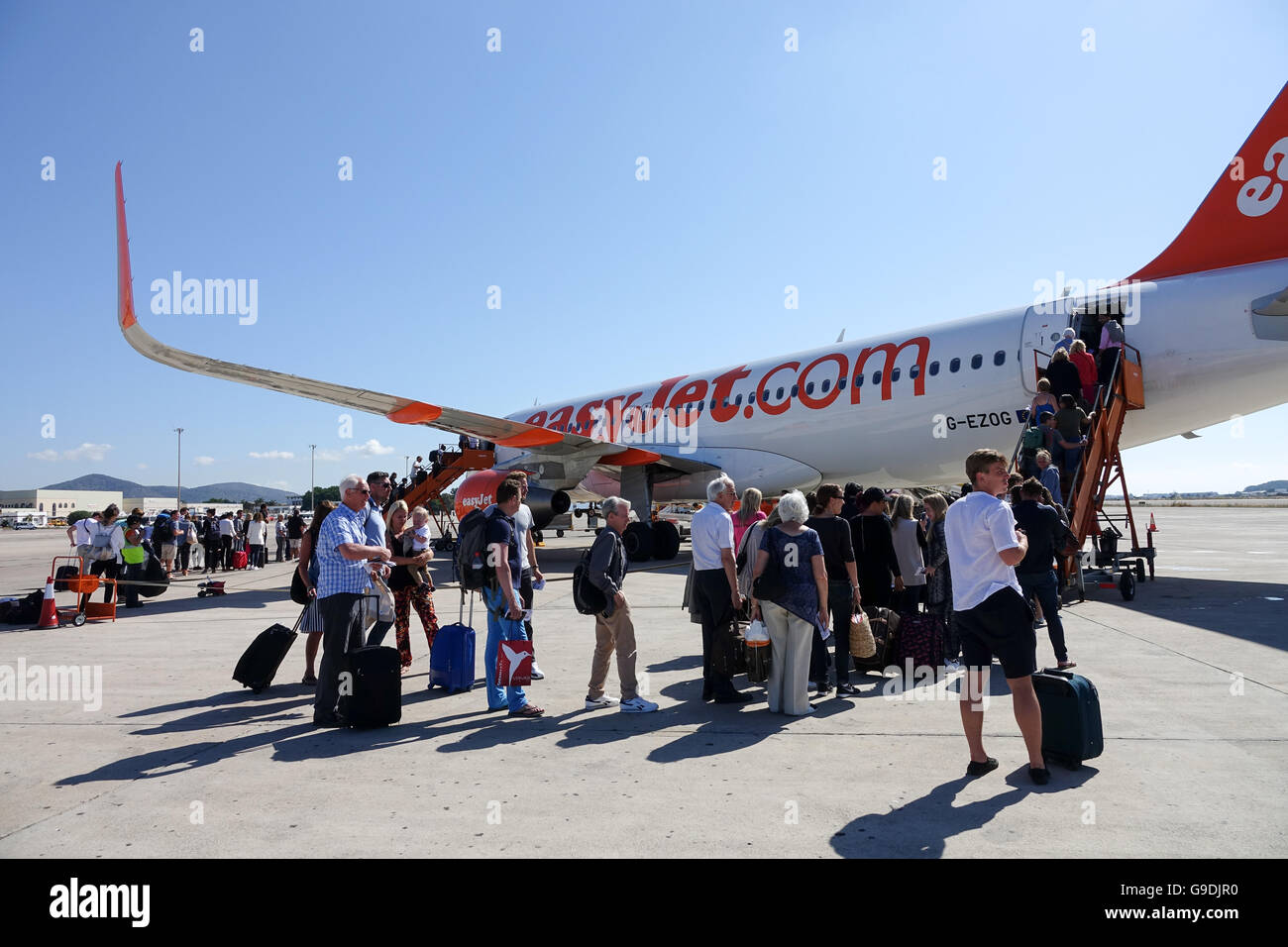 Urlauber, die einsteigen in eines Bereichs von EasyJet am Flughafen Ibiza, Spanien Stockfoto